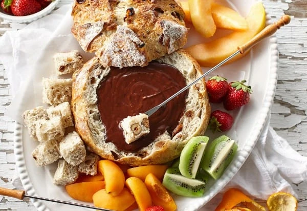 Chocolate-praline fondue in a bread bowl