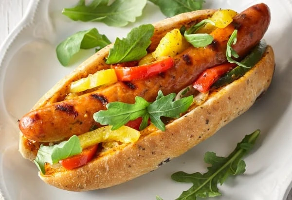 Hot-dog poivrons et mayo épicée sur pain aux olives